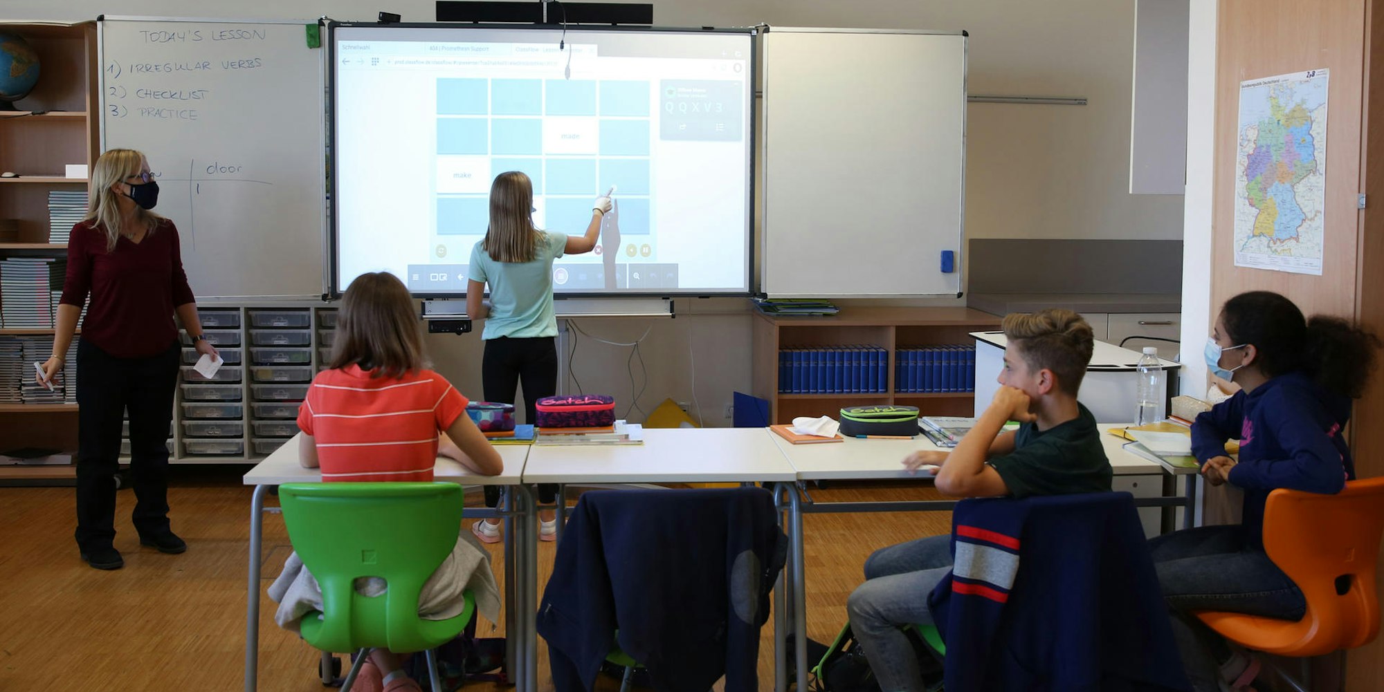 Unterricht mit digitalem Whiteboard am Gymnasium „Neue Sandkaul“ in Köln-Widdersdorf