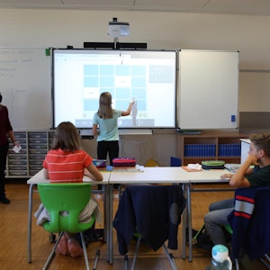 Unterricht mit digitalem Whiteboard am Gymnasium „Neue Sandkaul“ in Köln-Widdersdorf