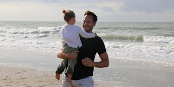 Thorsten Beyer mit seiner Tochter am Strand