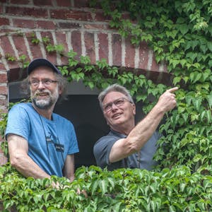 Die Wohnung der Mauersegler zeigen Hans-Martin Kochanek (l.) und Rainer Morgenstern in der Fassade des Naturguts.