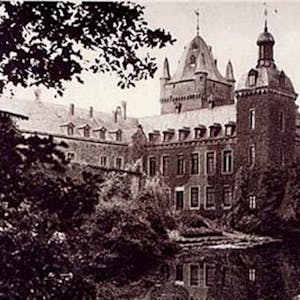 Schloss Harff war das Wahrzeichen des Umsiedlungsortes. Es wurde 1972 gesprengt.