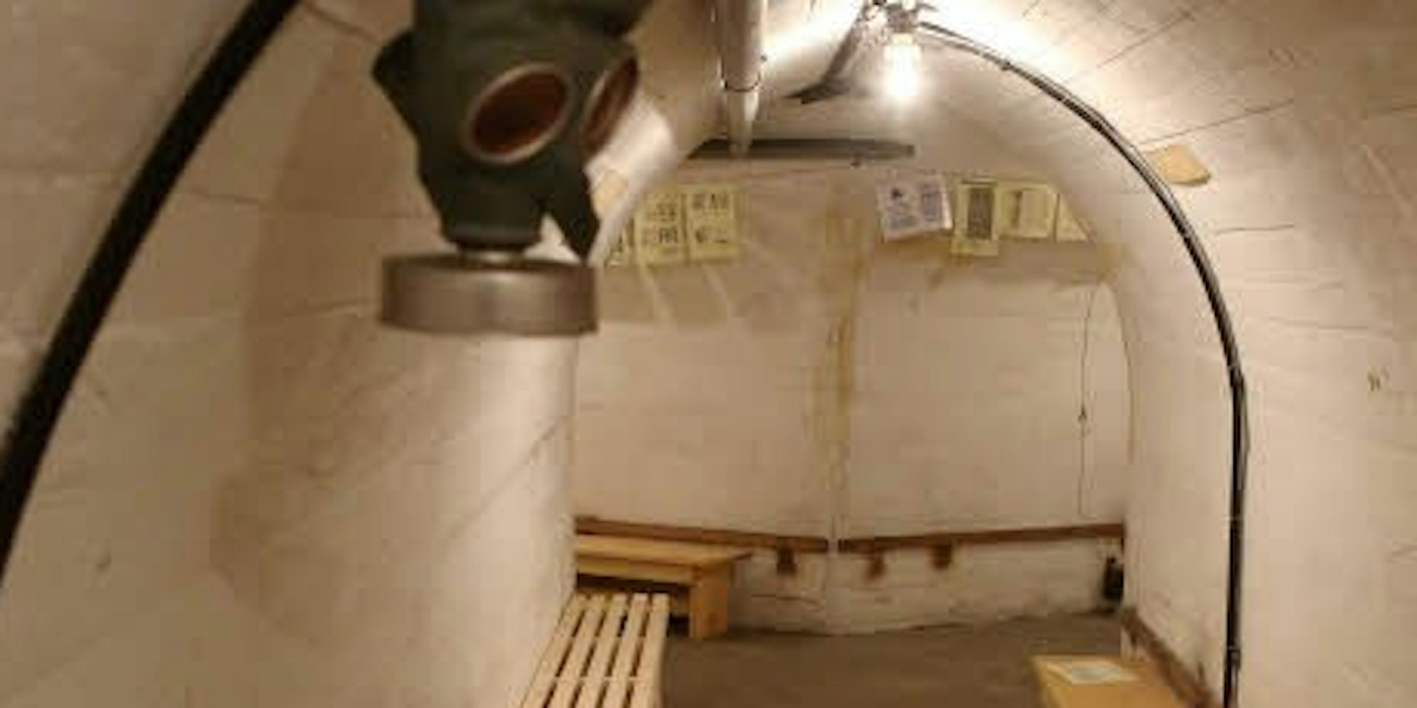 Auf den Bänken im Bunker warteten Schutzsuchende das Ende der Luftangriffe ab.