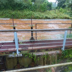 Viele Gewässer im Kreis führten im Juli Hochwasser wie hier der Pulheimer Bach.
