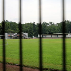Blick auf das Dhünntalstadion durch einen Zaun.