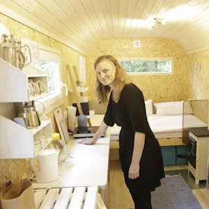 Das Mini-Haus ist komplett ausgestattet und kann gemietet werden, zeigt Platzwartin Melany.