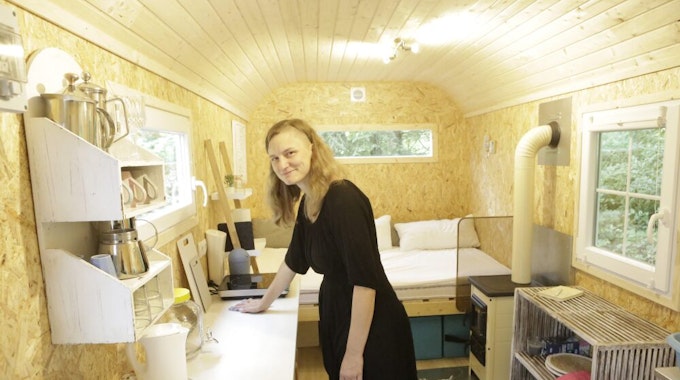 Das Mini-Haus ist komplett ausgestattet und kann gemietet werden, zeigt Platzwartin Melany.