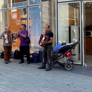 Balkan-Jazz vom Feinsten: An der Ecke Hohe Straße/Am Hof dürfte die Combo gar nicht stehen – und zu laut ist sie auch.