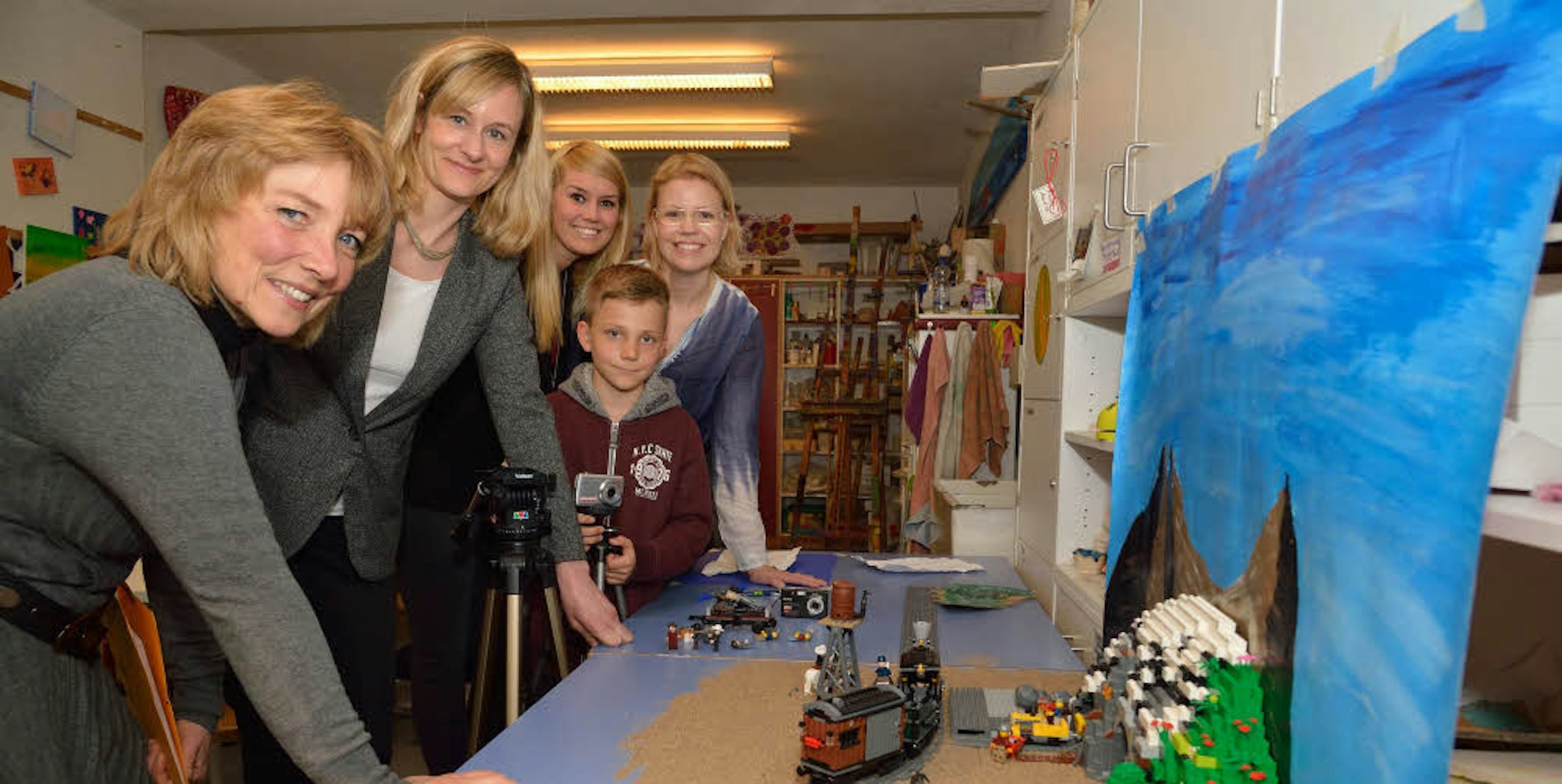 Besuch im Kinderfilmstudio: Christina Kampmann (2. v. l.) mit Ulla Forster (l.), Vera Werdes (r.) und Heike Engels. (3.v..r.)