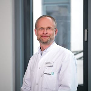 Viele Symptome, die nach Covid-19 bleiben, hat Dr. Matthias Schmalenbach inzwischen in der Klinik kennengelernt.
