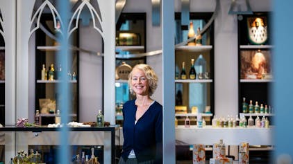 Ein feines Näschen ist die Grundvoraussetzung für ihren Beruf: Parfumeurin Alexandra Kalle im 4711-Haus an der Glockengasse.