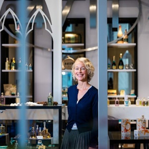 Ein feines Näschen ist die Grundvoraussetzung für ihren Beruf: Parfumeurin Alexandra Kalle im 4711-Haus an der Glockengasse.