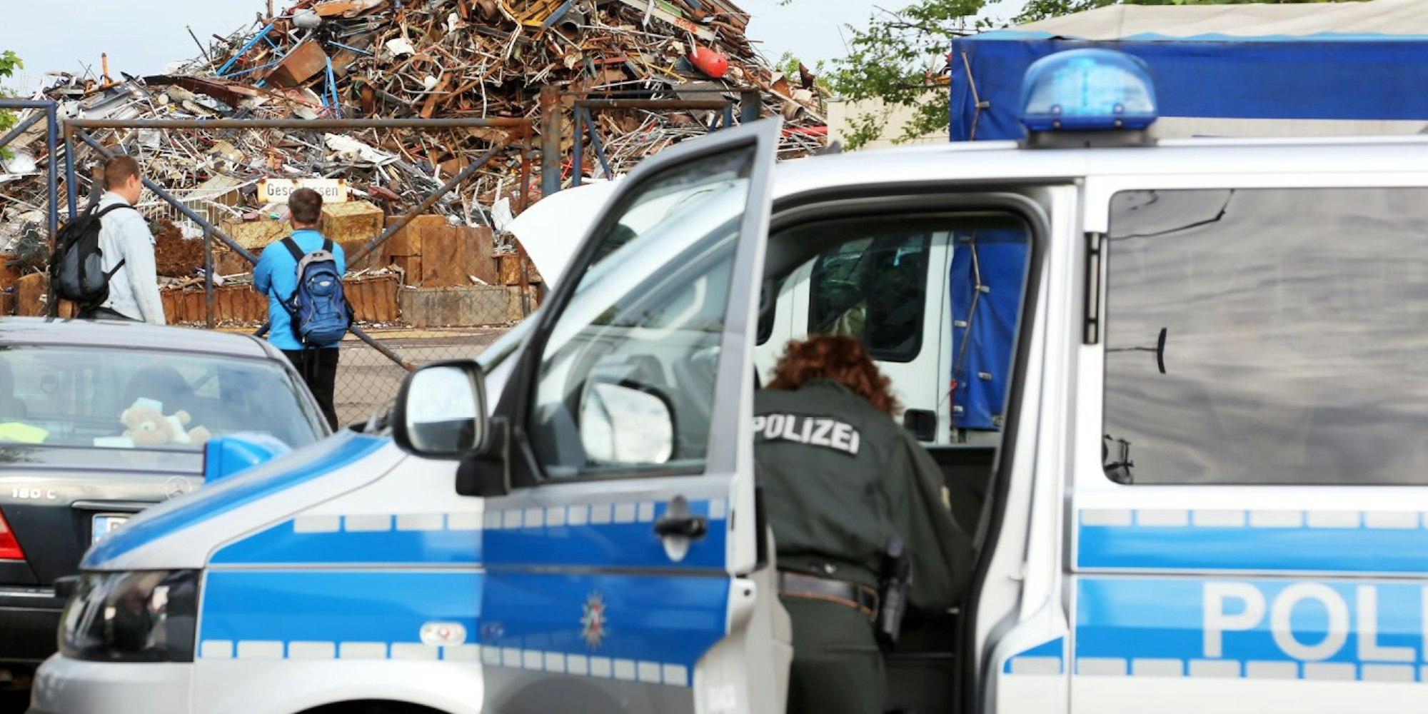 Die Kölner Polizei geht gegen Metalldiebe vor: Mit einem Großaufgebot durchsuchten Beamte das Gelände eines Schrotthändlers in Köln-Kalk.