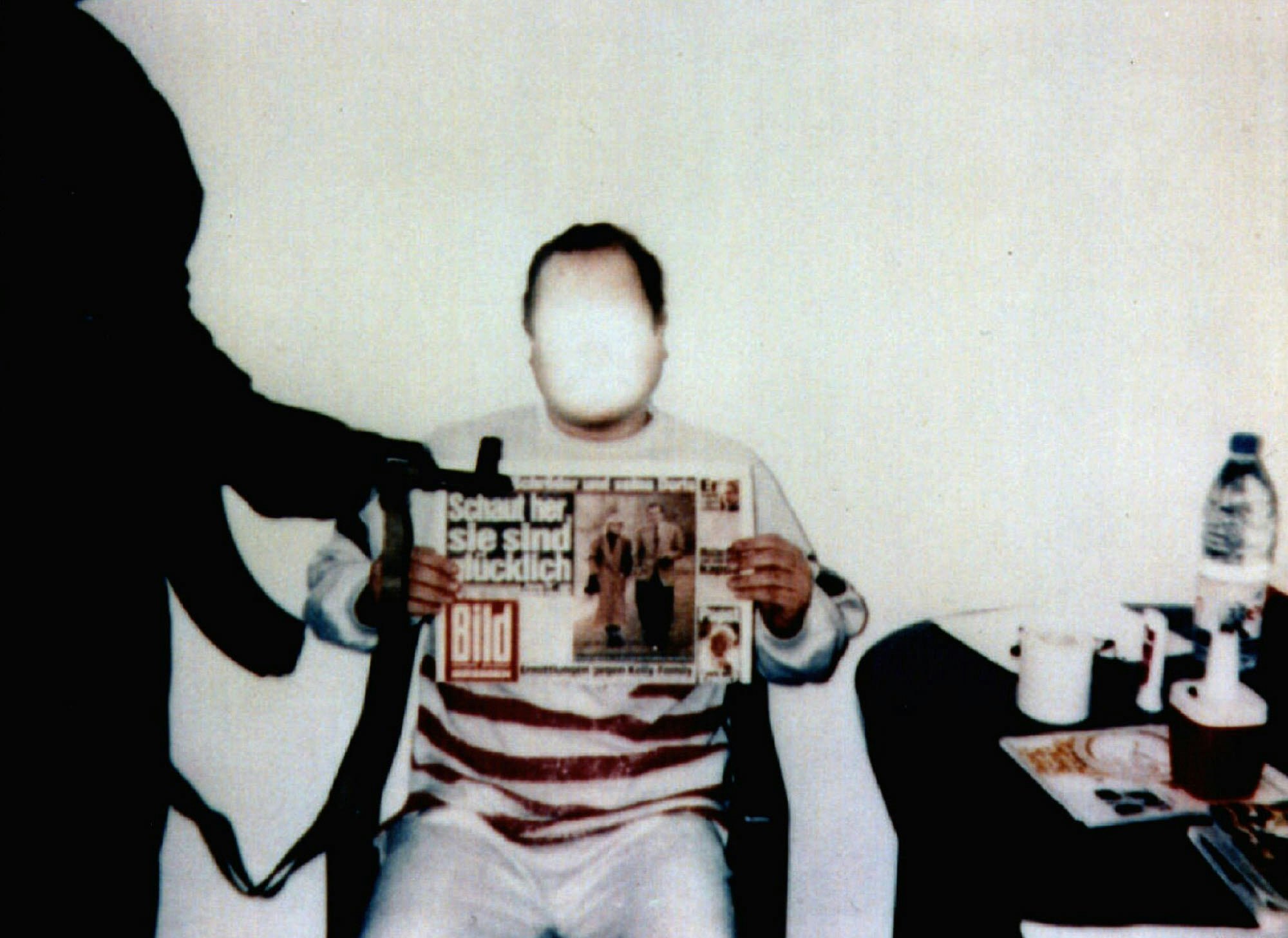 Das unkenntlich gemachte Polaroid-Foto zeigt Jan Philipp Reemtsma bei seinen Entführern.