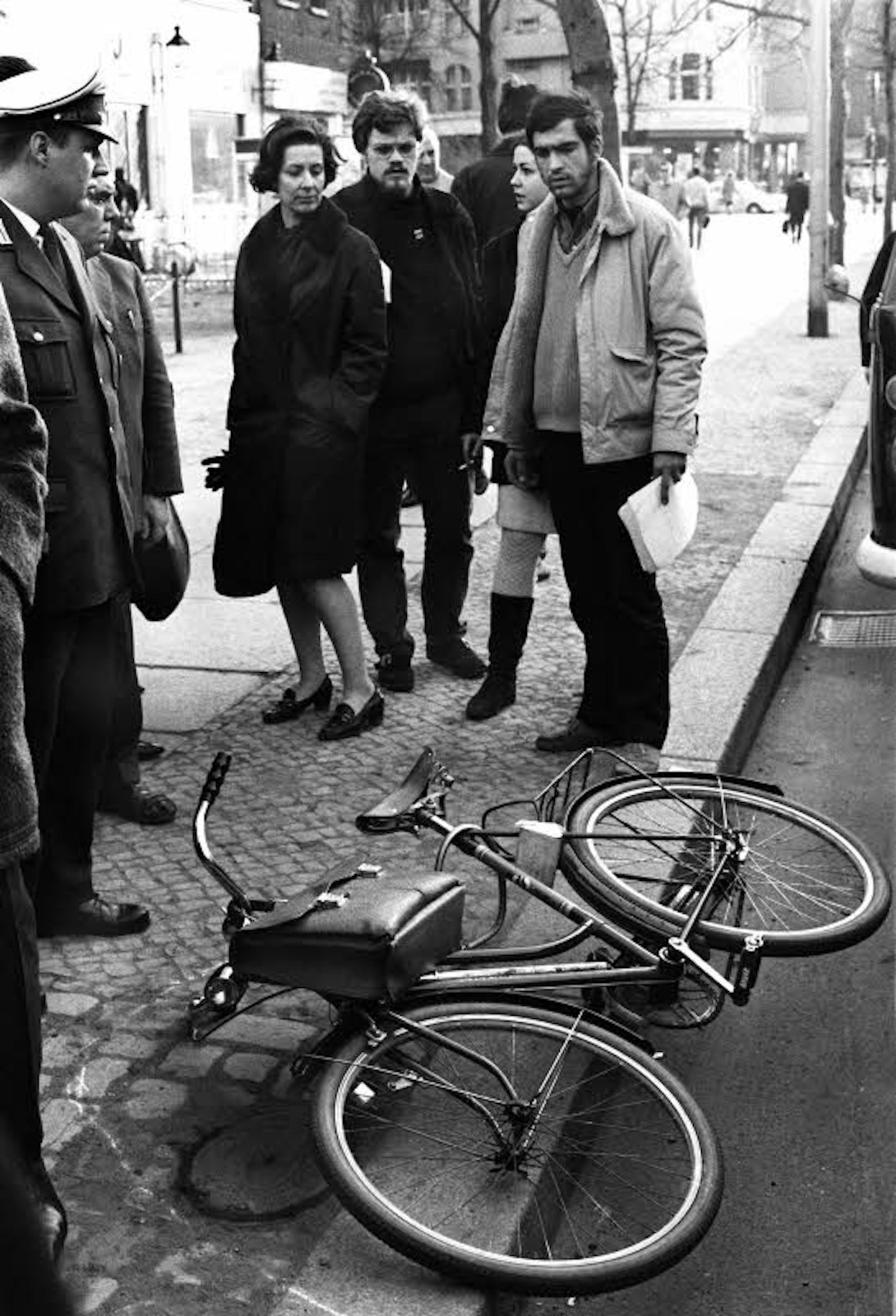 Das Fahrrad von Rudi Dutschke am Tatort am Kurfürstendamm in Berlin, wo er am 11. April 1968 niedergeschossen wurde.