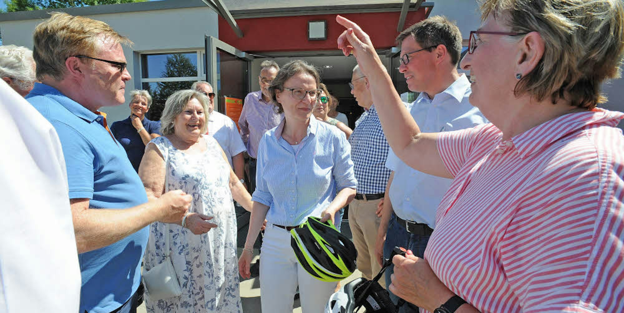 NRW-Ministerin Ina Scharrenbach (Mitte) und Bürgermeister Stefan Caplan (l.) bei der Ankunft am Jugendzentrum Megafon, wo Landrat Stefan Santelmann (2.v.r.) die „Heimat-Tour“ begrüßte.