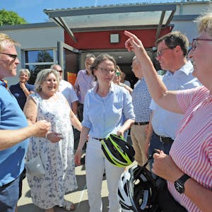 NRW-Ministerin Ina Scharrenbach (Mitte) und Bürgermeister Stefan Caplan (l.) bei der Ankunft am Jugendzentrum Megafon, wo Landrat Stefan Santelmann (2.v.r.) die „Heimat-Tour“ begrüßte.