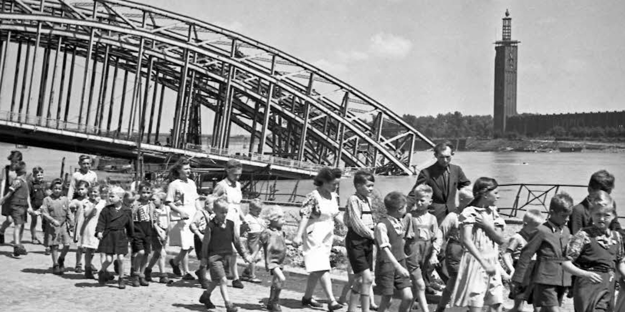 Eine Schulklasse vor der zerstörten Kölner Hohenzollernbrücke.