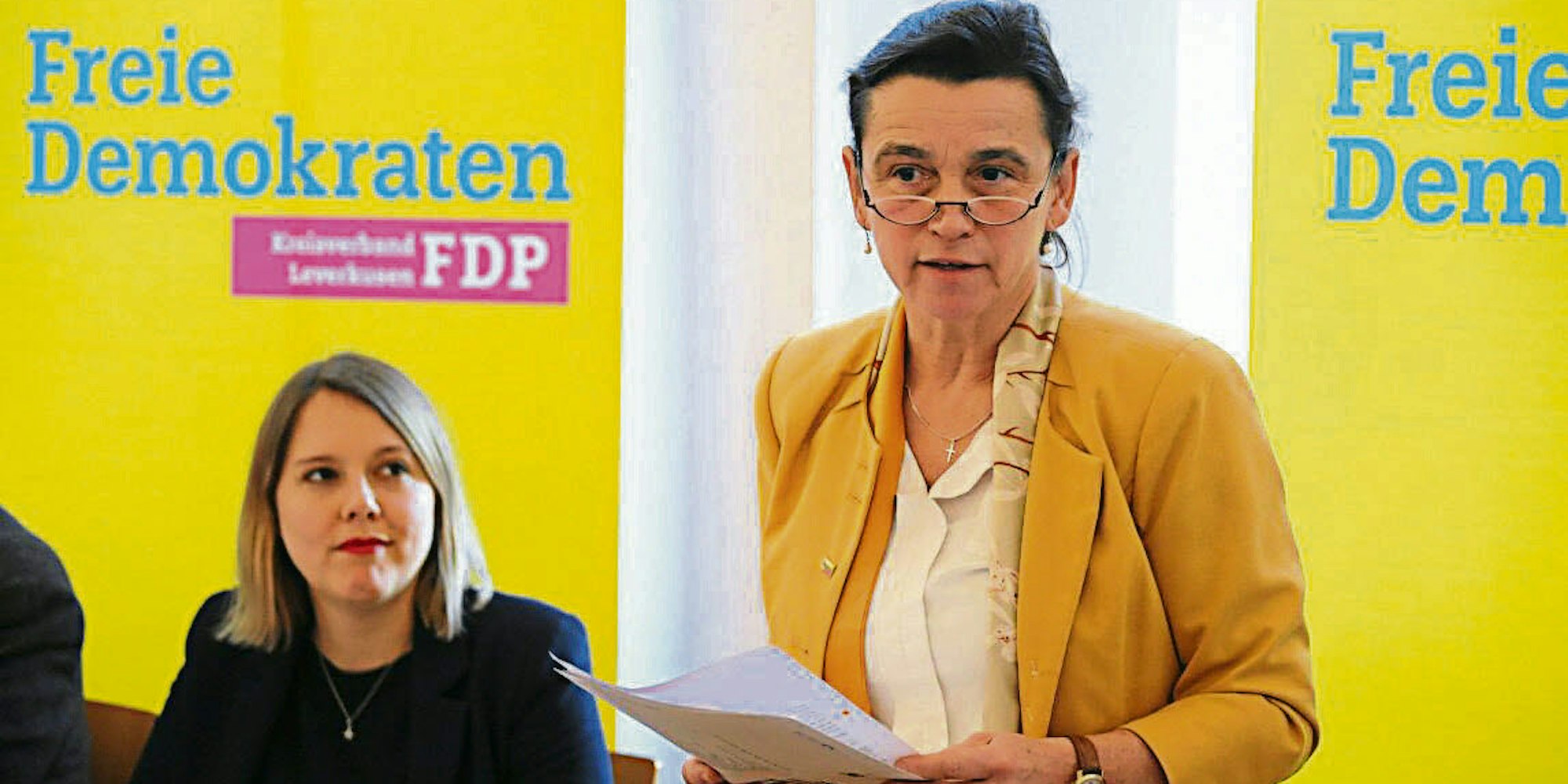 Mit dabei: Monika Ballin-Meyer-Ahrens (r.) wurde nicht nur von Franziska Müller-Rech (l.) zur OB-Kandidatin gewählt.
