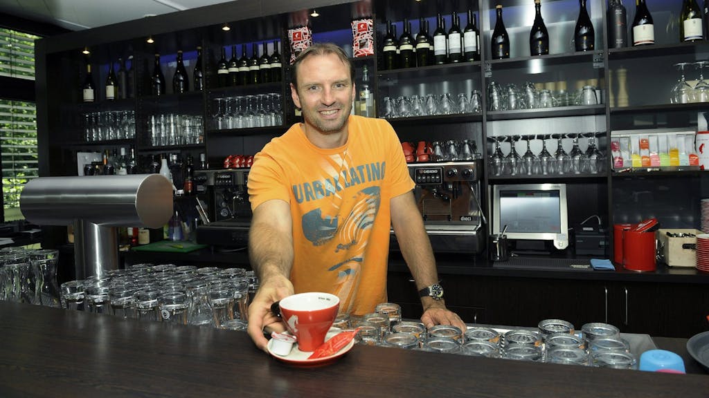 Eine Tasse Kaffee: Jens Nowotny serviert in seinem Restaurant auch mal persönlich.