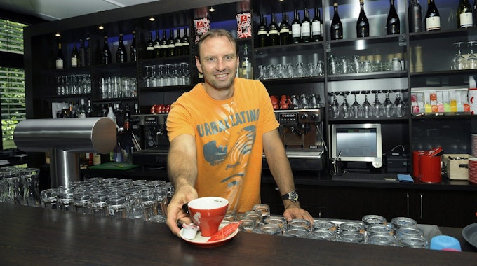 Eine Tasse Kaffee: Jens Nowotny serviert in seinem Restaurant auch mal persönlich.