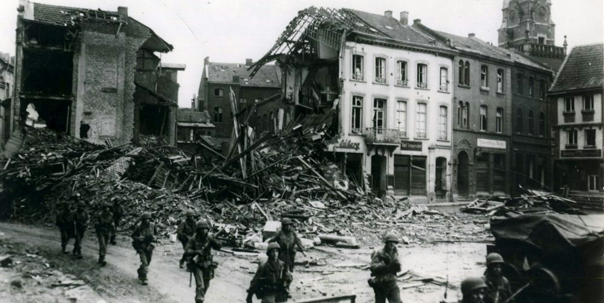 Als die Amerikaner 1945 den Alten Markt erreichten, waren viele Gebäude zerstört.