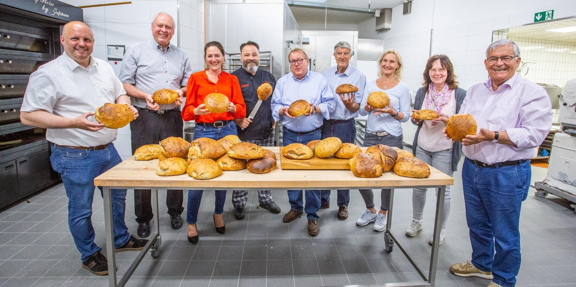 Bei der Brotbackaktion packten neben Ralf Gießelmann (4.v.l.) auch die Bürgermeister mit an.