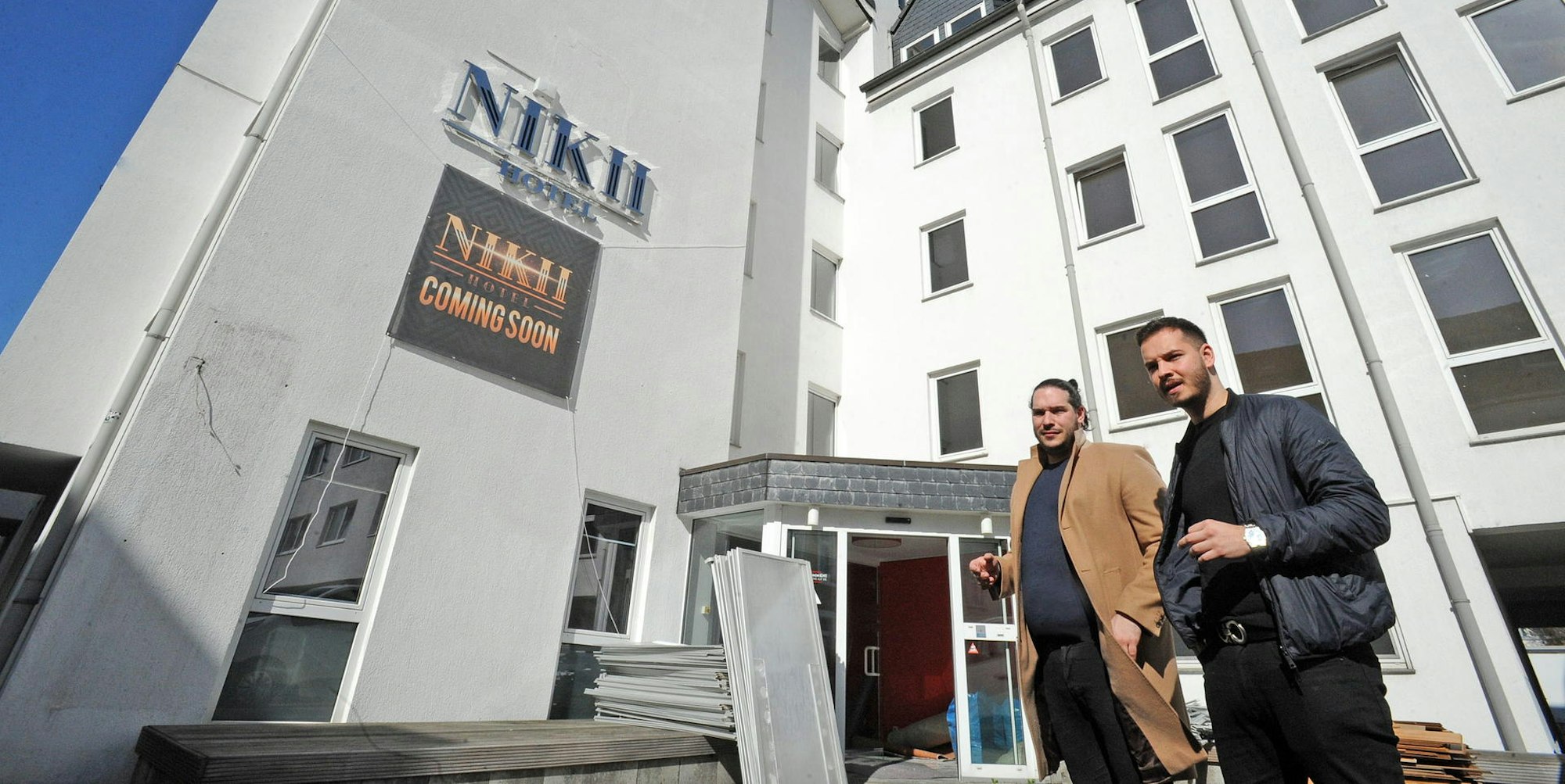Die Brüder Lazar und Filip Vucinic vor ihrem neuen Projekt: Das ehemalige Ibis in der Lichstraße wird ein zweites Nikii.