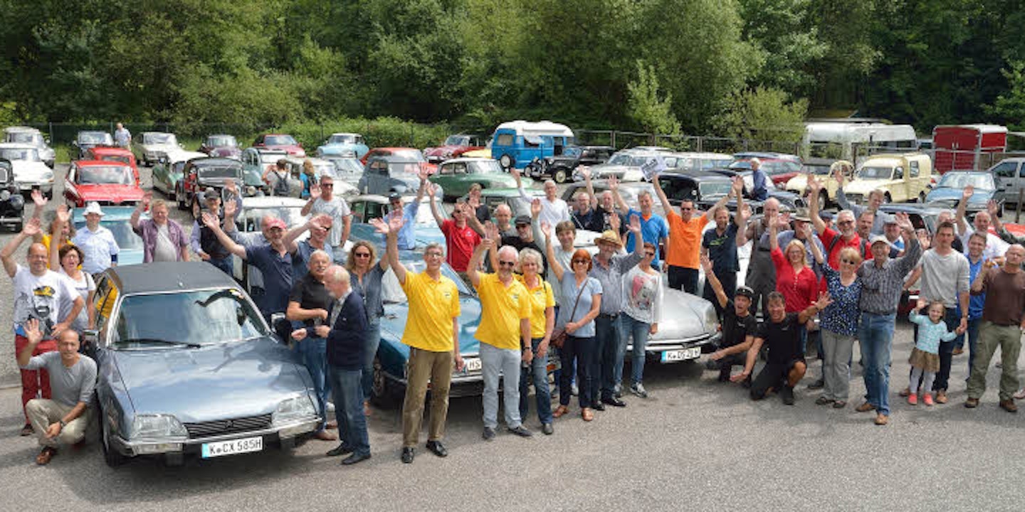 Zu einem Workshop trafen sich rund 60 Besitzer alter französischer Autos aus der Region in Bergisch Gladbach.