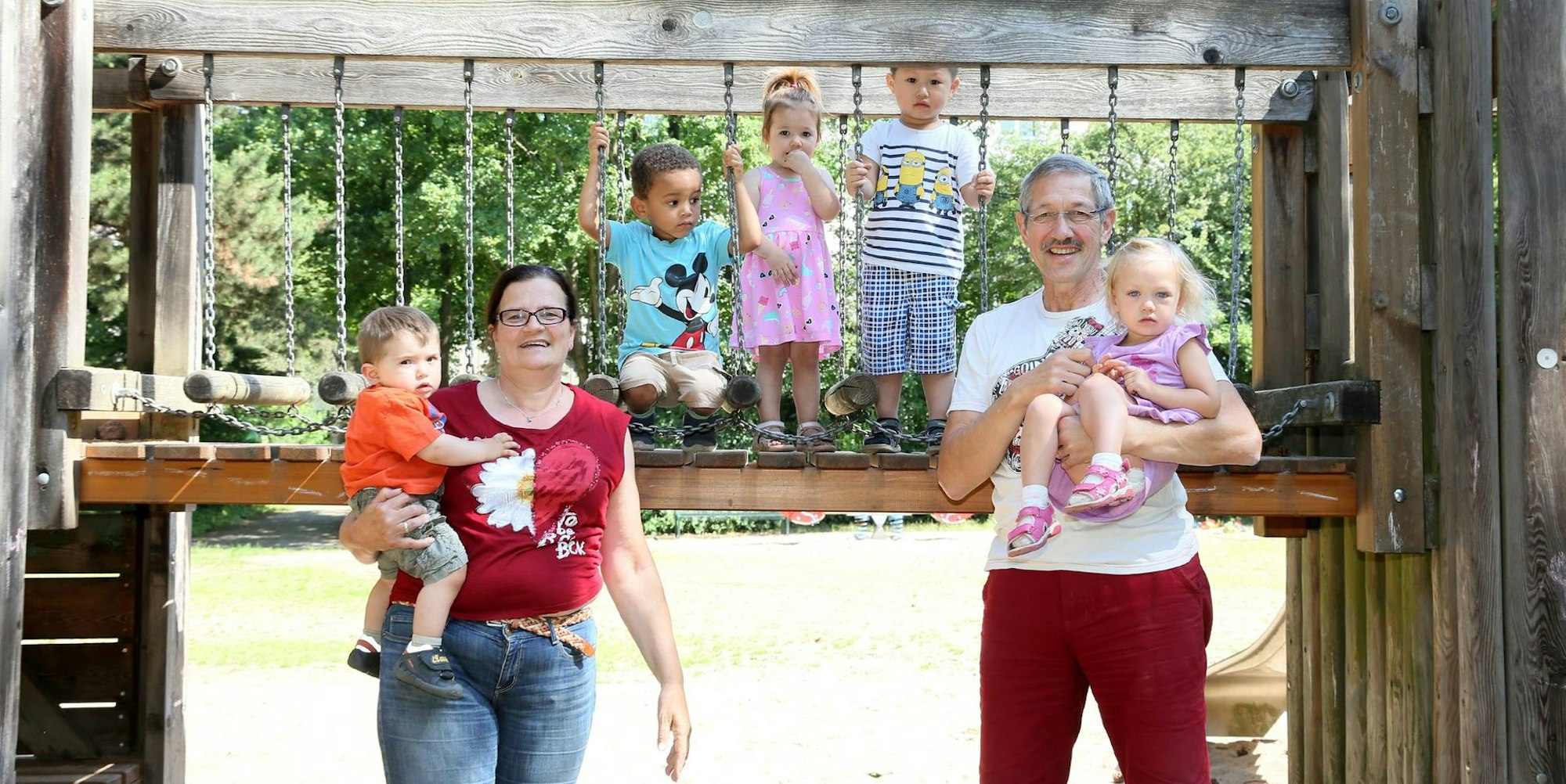 Angelika und Uwe Grunert mit ihren Tageskindern – dank des Engagements des Ehepaares wurde der Riehler Spielplatz wieder ein beliebter Treffpunkt für viele Familien aus der Nachbarschaft.