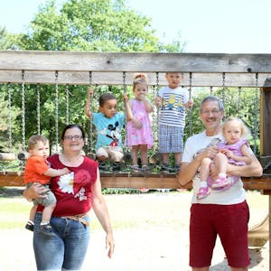 Angelika und Uwe Grunert mit ihren Tageskindern – dank des Engagements des Ehepaares wurde der Riehler Spielplatz wieder ein beliebter Treffpunkt für viele Familien aus der Nachbarschaft.