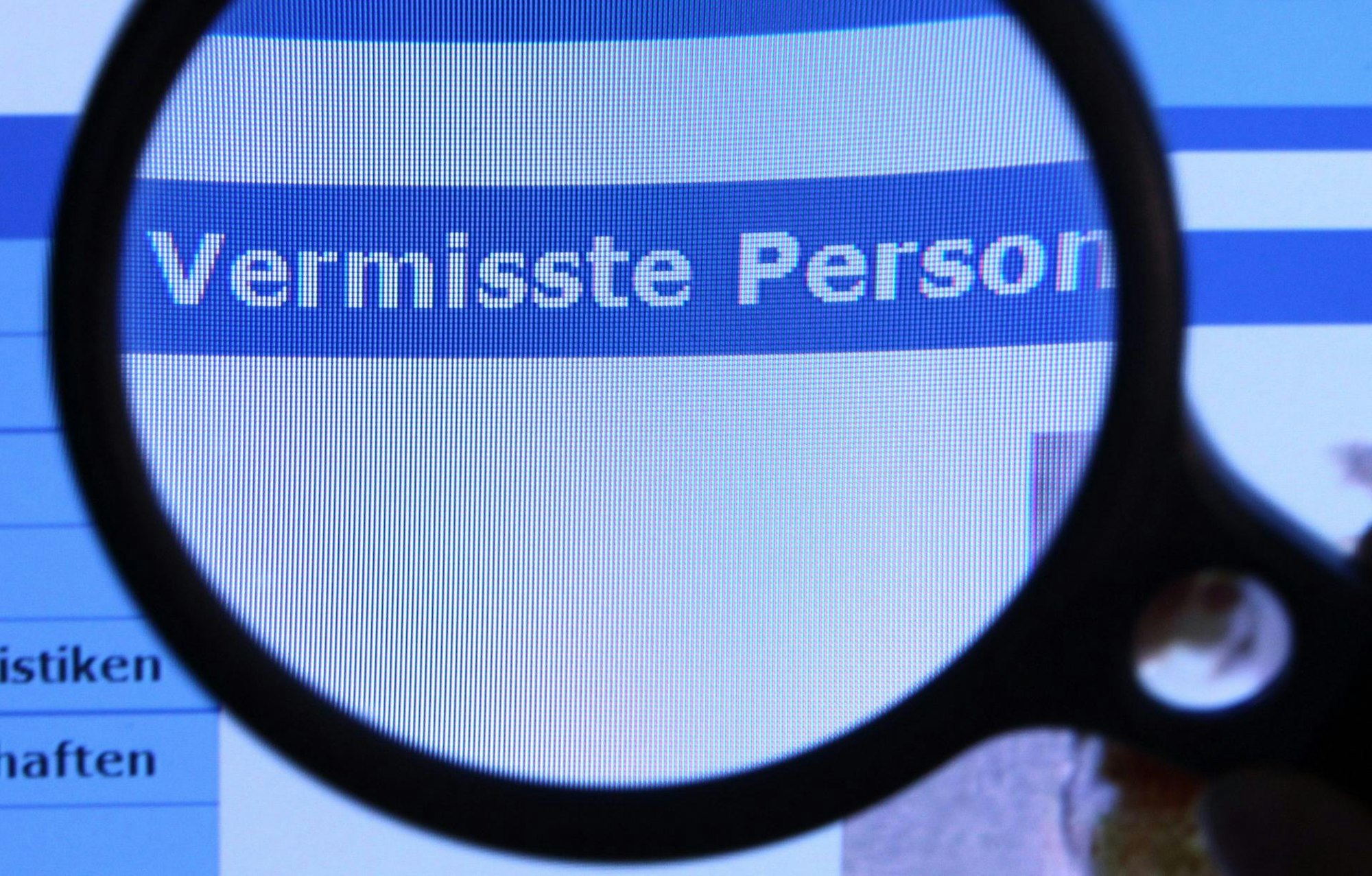 Die Polizei sucht häufig mit Online-Aufrufen nach vermissten Personen. Dieses undatierte Symbolfoto zeigt eine Lupe auf der Website der Polize NRW.