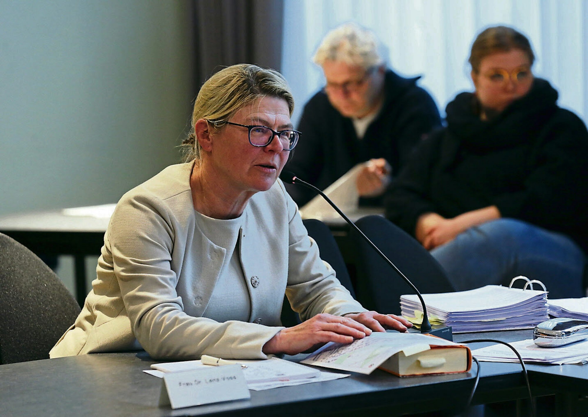 Rechtsanwältin Dr. Petra Lenz-Voss legte im Liegenschaftsausschuss ihr Rechtsgutachten vor. 