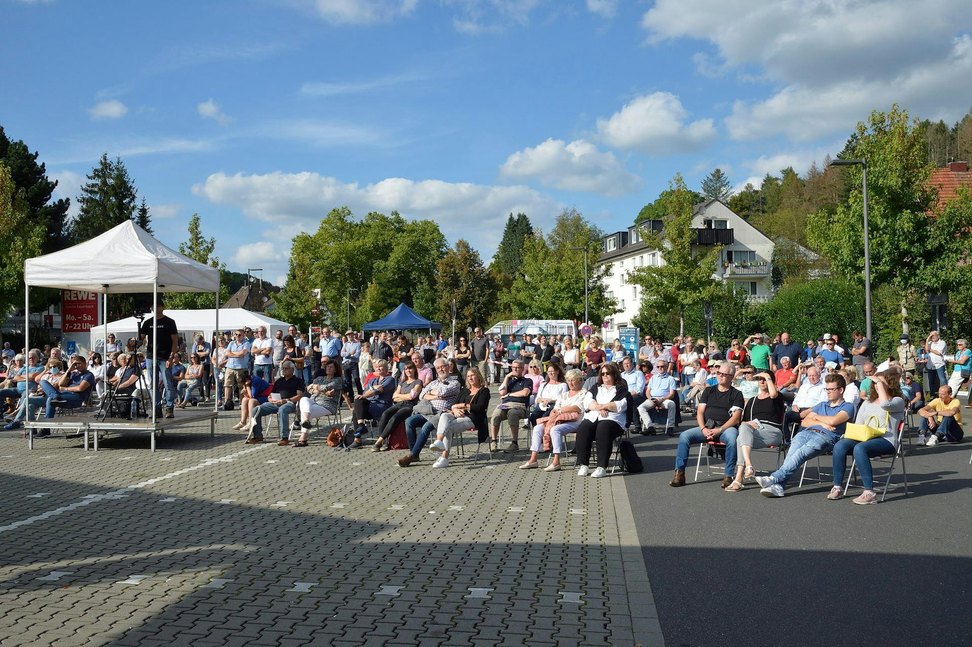 Bei optimalem Wetter besuchten rund 300 Interessierte, vor allem Flut-Betroffene, die Diskussion auf dem Veurneplatz.