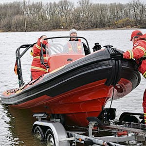 Jetzt ist es auf dem Rhein einsatzbereit, das neue DLRG-Boot der Wesselinger Ortsgruppe.