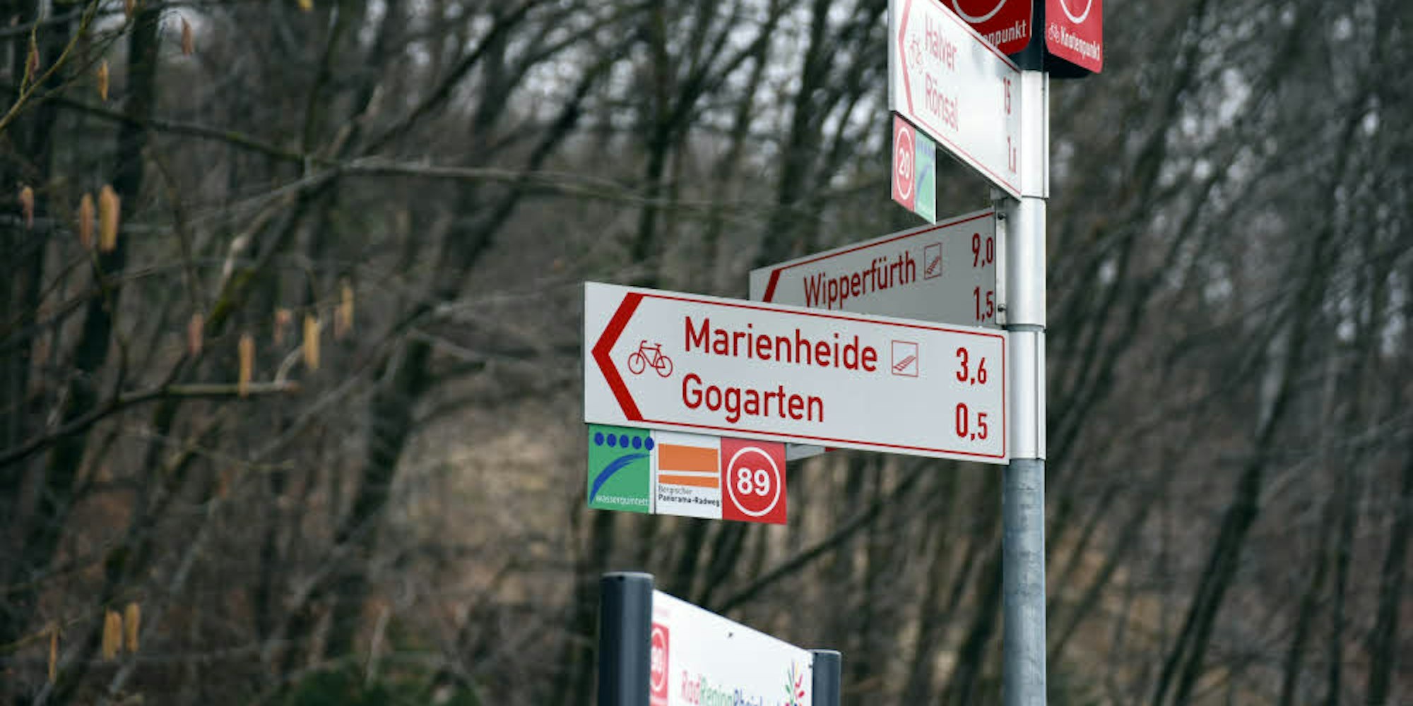 Ob alle Schilder am rechten Platz sind, überprüfen zum Auftakt der Fahrradsaison ehrenamtliche Radwegepaten.