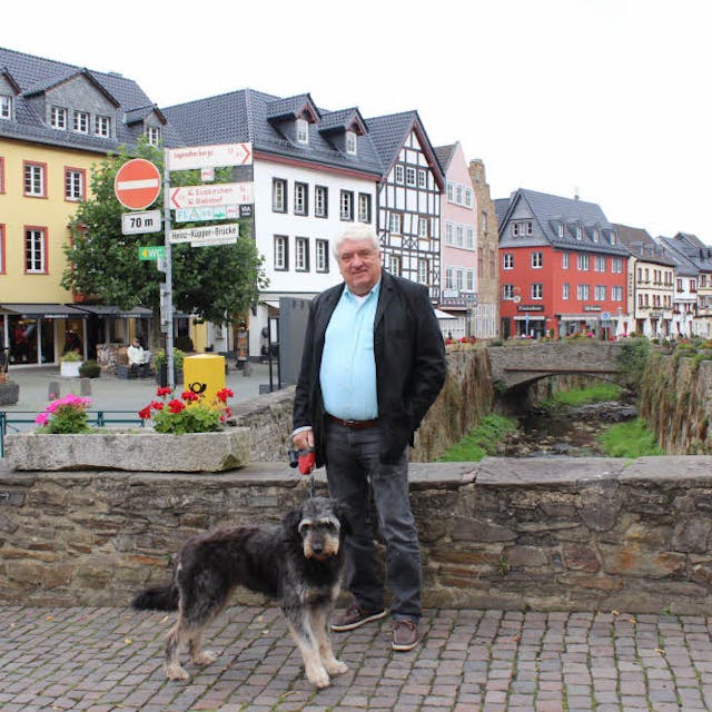 Unzertrennlich: Hans Meiser führt seine Laika häufig in der Kurstadt aus. Dort lebt er inzwischen wieder.