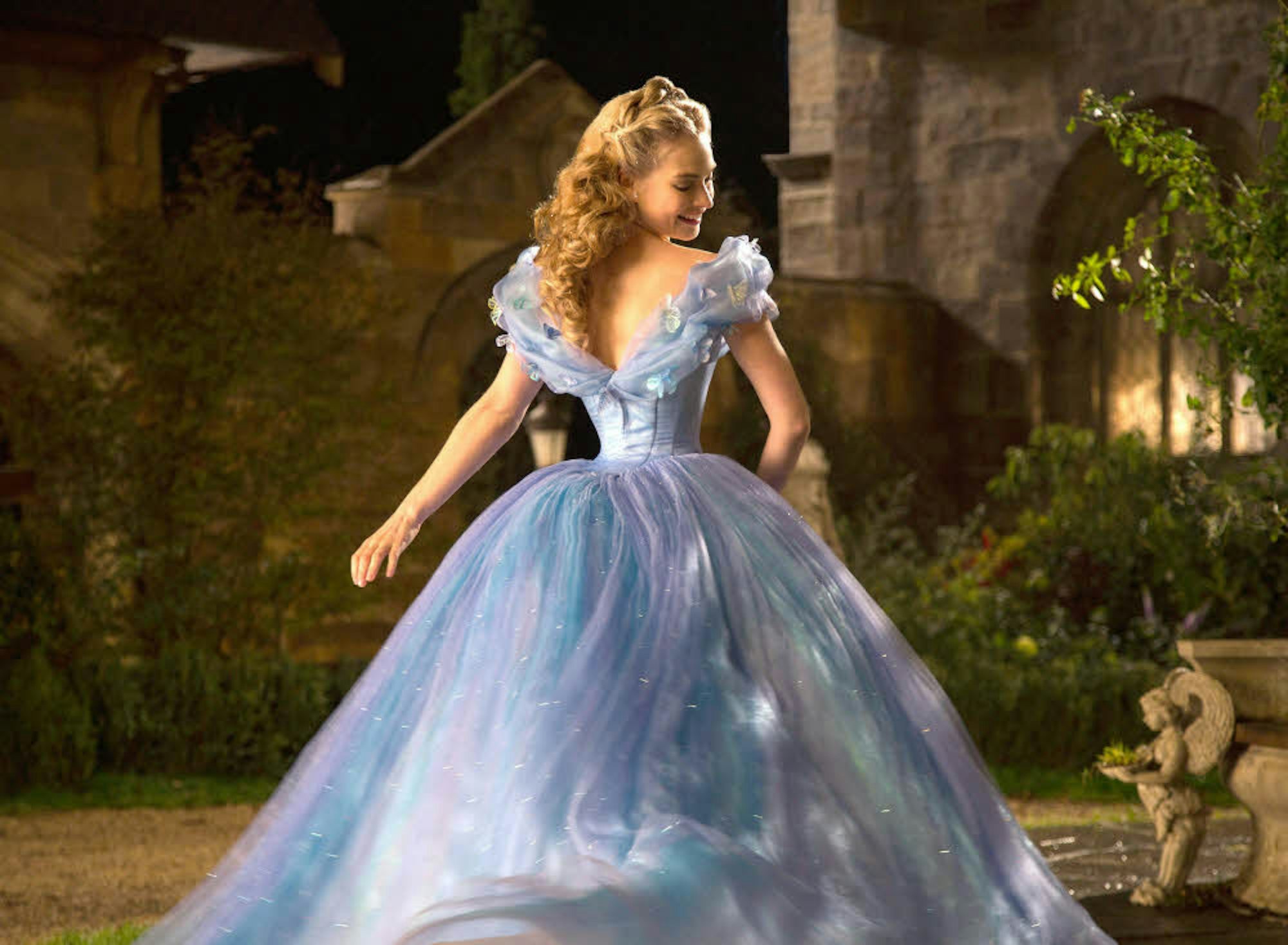 Premiere im Free-TV: Lily James in der berauschenden Märchenverfilmung „Cinderella“ von Kenneth Branagh.