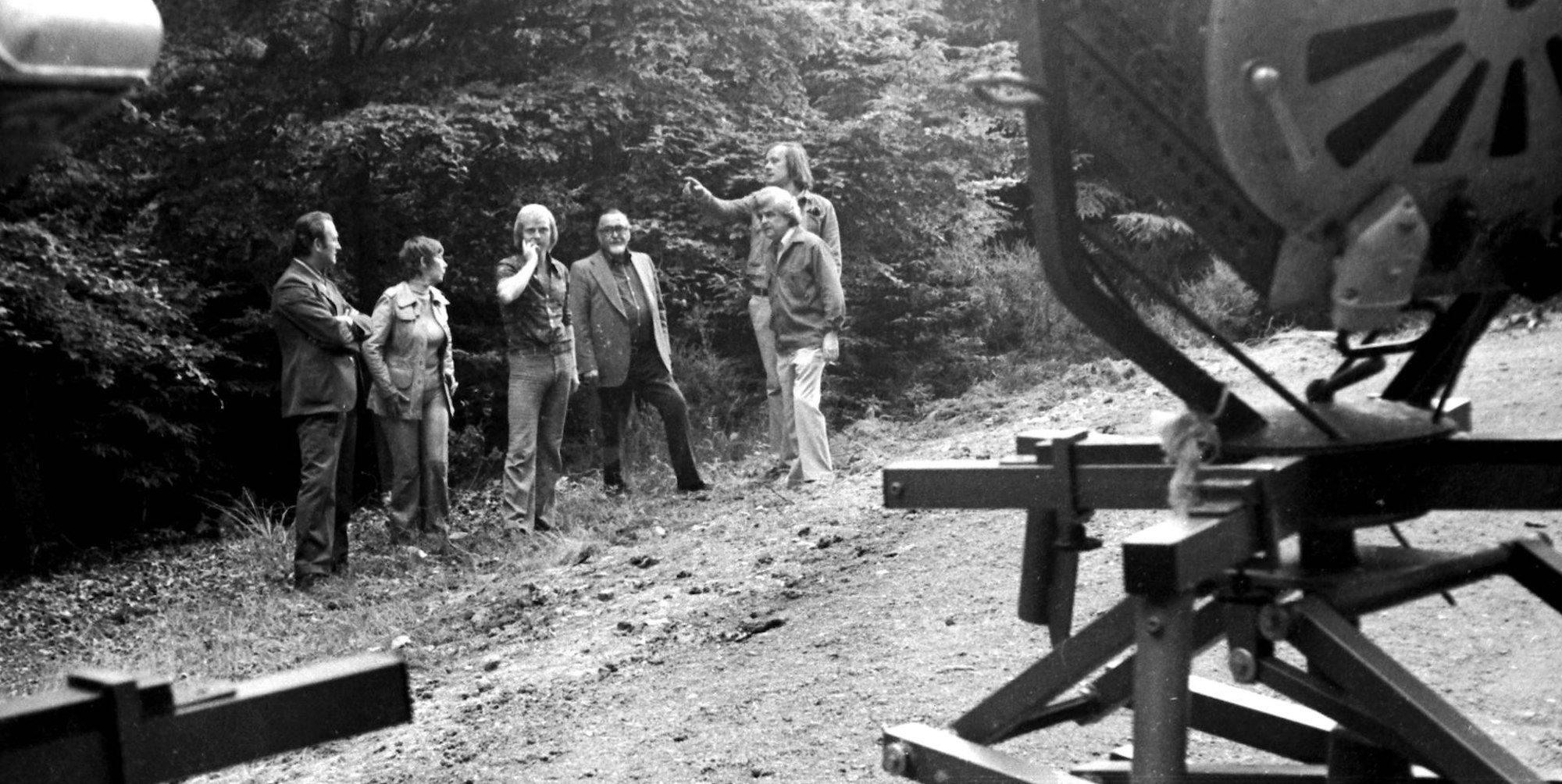 Jung-Regisseur Wolfgang Petersen (3. v. l.) und sein Film-Team bei einer Diskussion über die nächtlichen Dreharbeiten im Kermeter bei Heimbach.