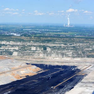 Ein Riesenloch ist der Hambacher Tagebau, und die Kraftwerke qualmen. Internationale Wissenschaftler sollen Zukunftslösungen für das Revier erarbeiten.