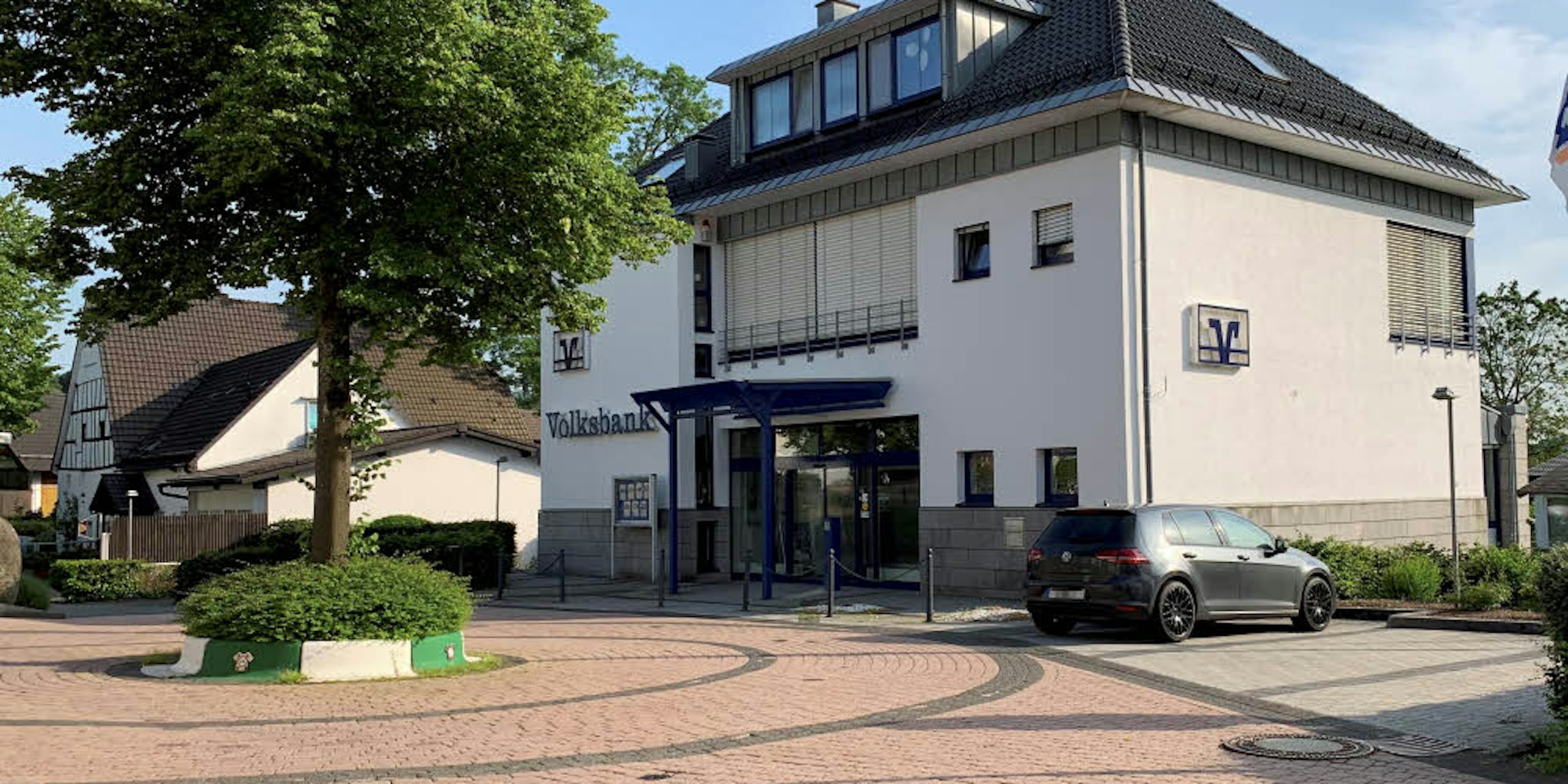 Seit 1905 gibt es in Müllenbach eine Genossenschaftsbank. Im Jubiläumsjahr 2005 war das 1997 errichtete Haus noch mit fünf Mitarbeitern besetzt. Das digitale Bankgeschäft hat die Besucherzahl in den vergangenen Jahren stetig sinken lassen.