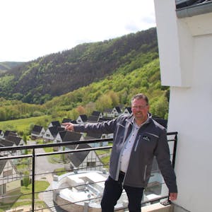 Die Freude auf Gäste im Dormio Resort Eifeler Tor am Rursee ist bei Manager Johan van Dam groß.