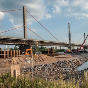 Auf der Nordseite der alten Rheinbrücke wird jetzt der erste Pfeiler für die neue Stromquerung gebaut.