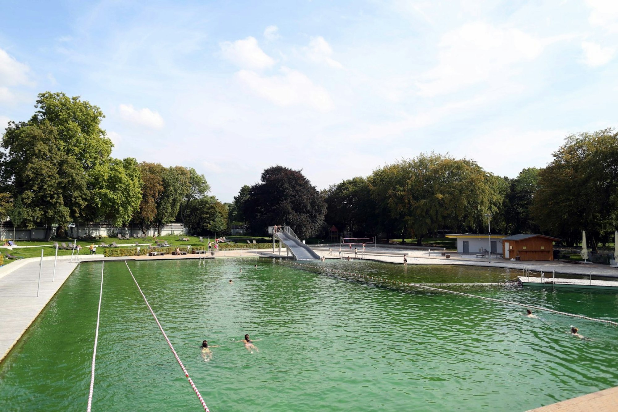 Lentpark Der Lentpark liegt im Stadtbezirk Innenstadt (Neustadt-Nord). Lentstraße 30, 50668 Köln. Erst im Frühjahr 2012 wurde der Außenbereich des Lentparks mit Schwimmbecken und Wasserrutsche eröffnet. Ein Naturbadeteich garantiert Schwimmvergnügen ganz ohne Chlor.