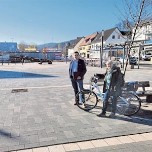 Möchten den Bahnhofsvorplatz in Kall möglichst schnell für das Markttreiben nutzen: Jörg Jenke und Friede Röcher.