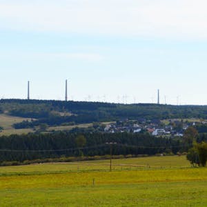 Seit Juli 2017 ragen die drei Stümpfe des danach nicht weitergebauten Windparks Dahlem IV in die Luft. Auf zwei weiteren Fundamenten stehen noch keine Türme.