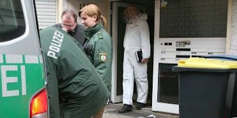 Spurensuche am Tatort: In diesem Mehrfamilienhaus in Mülheim geschah der Doppelmord. (Bild: Krasniqi)
