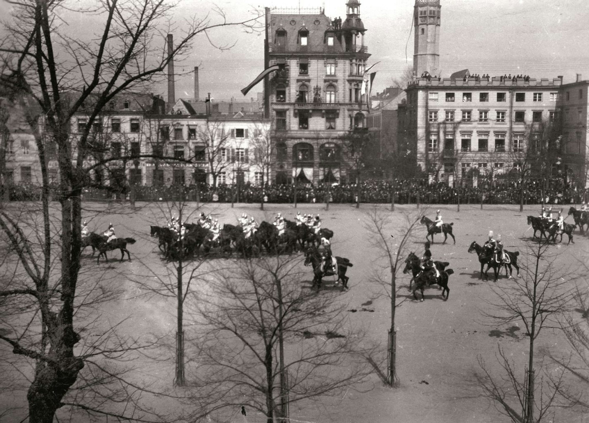 Ein Manöver auf dem Neumarkt, Fotografiert um 1880.