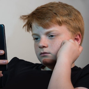 Bei Krisenchat melden sich die Kinder und Jugendlichen per SMS oder Whatsapp-Nachricht.