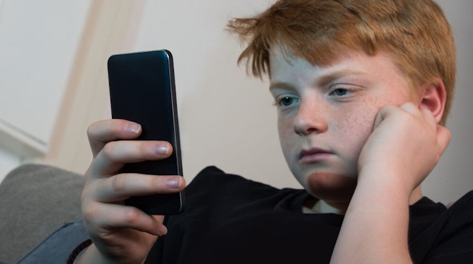 Bei Krisenchat melden sich die Kinder und Jugendlichen per SMS oder Whatsapp-Nachricht.