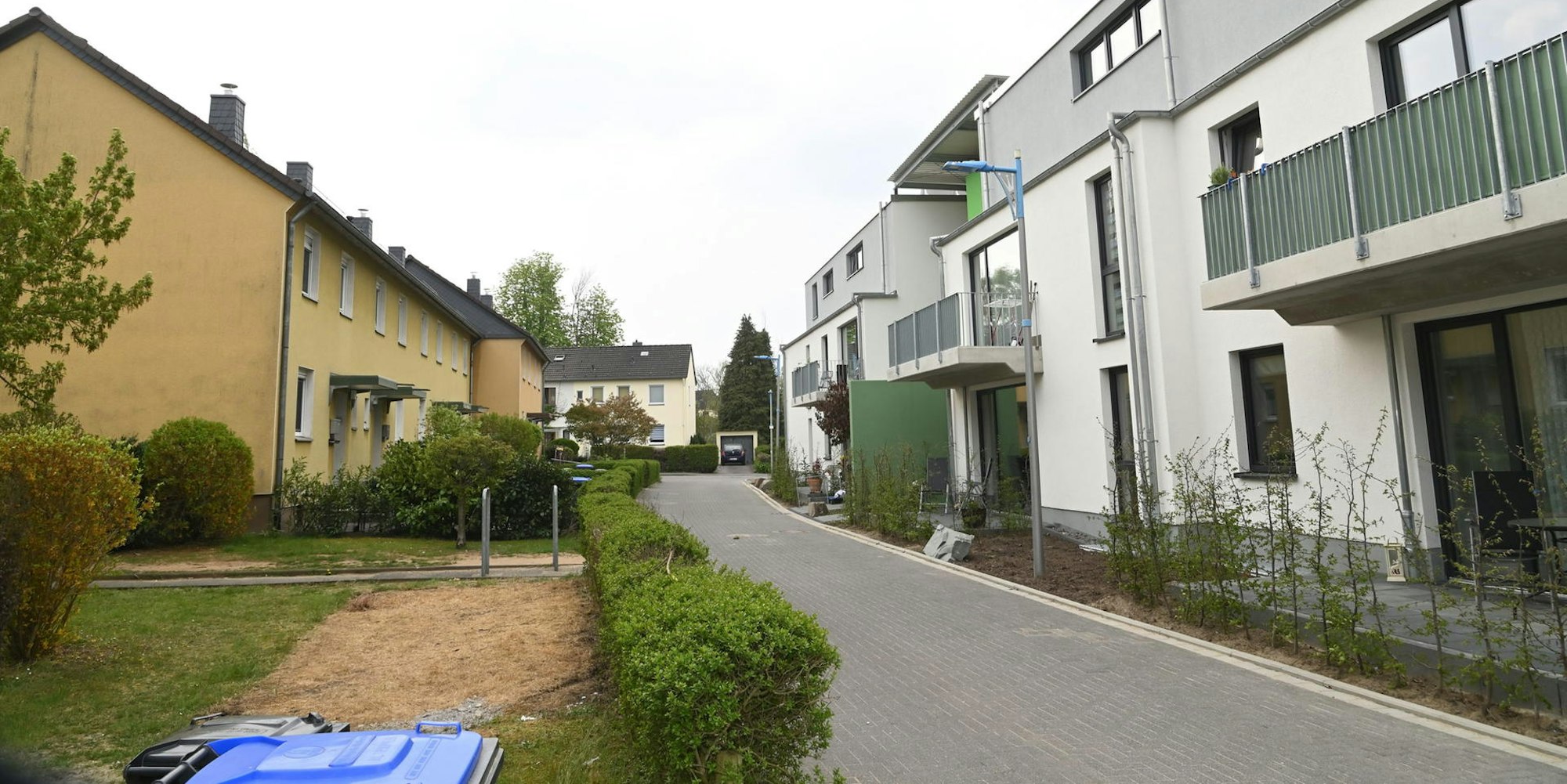Sozialer Wohnungsbau bleibt in moderner Bauform und -ausstattung (r.) in der Gladbacher Märchensiedlung erhalten.